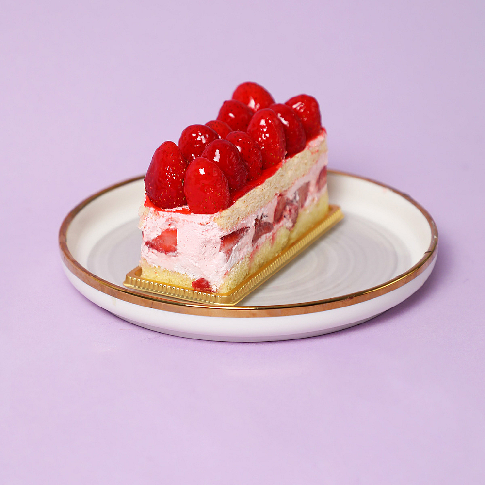 STRAWBERRY CAKE PIECES